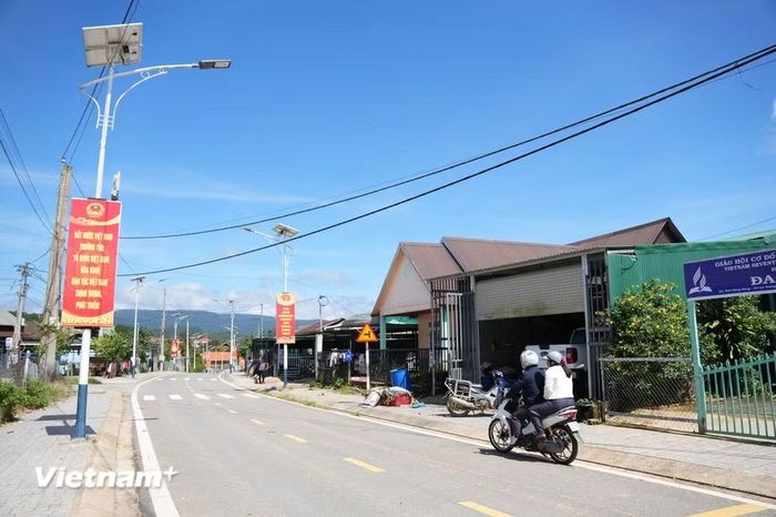Diện mạo thôn Đông Mang (xã Lạc Dương, Lâm Đồng) ngày càng thay đổi, đời sống người dân ngày càng được cải thiện. (Ảnh: Nguyễn Dũng/Vietnam+)