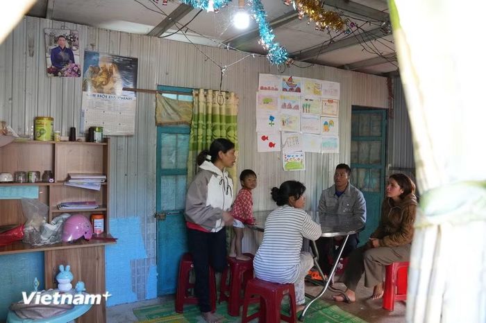 Cán bộ thôn và cán bộ Phòng Kinh tế xã Lạc Dương đến tuyên truyền, vận động hộ gia đình chị Kơ Să K’Huyên (thôn Đông Mang) trong việc phát triển kinh tế, giảm nghèo. (Ảnh: Nguyễn Dũng/Vietnam+)