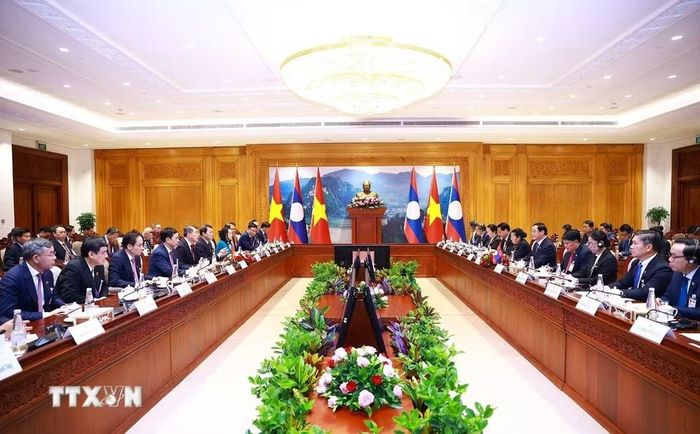 Thủ tướng Lê Minh Hưng hội kiến Chủ tịch Quốc hội Lào Sonexay Siphandone. (Ảnh: Dương Giang/TTXVN)