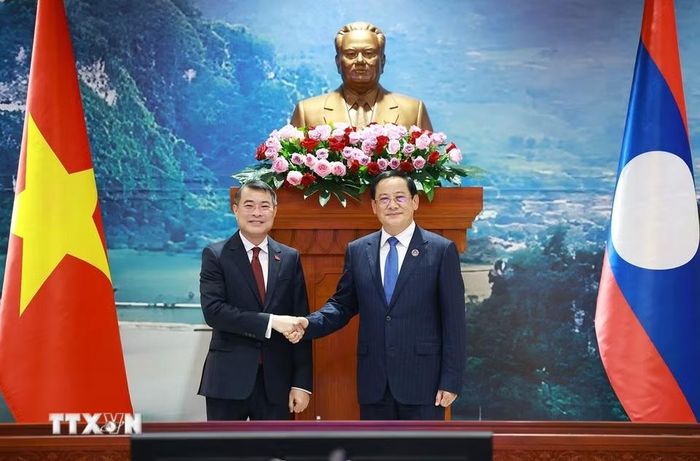 Thủ tướng Lê Minh Hưng hội kiến Chủ tịch Quốc hội Lào Sonexay Siphandone. (Ảnh: Dương Giang/TTXVN)