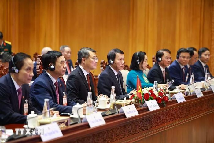 Thủ tướng Lê Minh Hưng hội kiến Chủ tịch Quốc hội Lào Sonexay Siphandone. (Ảnh: Dương Giang/TTXVN)