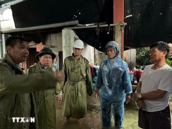 Tại thôn Khương Mỹ, xã Núi Thành, có 10 hộ dân cũng đã được đưa đến các điểm tránh trú an toàn cùng toàn bộ tài sản thiết yếu. (Ảnh: Đoàn Hữu Trung/TTXVN)