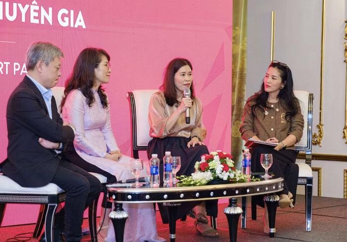 Các diễn giả chia sẻ tại tọa đàm. (Ảnh: Vietnam+)