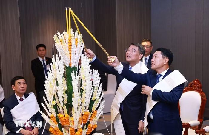 Thủ tướng Lê Minh Hưng và Thủ tướng Lào Saleumxay Kommasith dự Lễ buộc chỉ cổ tay truyền thống của Lào. (Ảnh: Dương Giang/TTXVN)