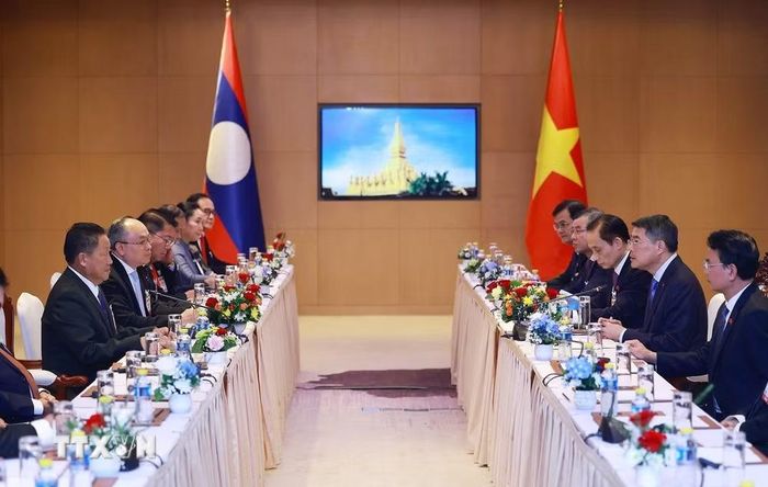 Thủ tướng Chính phủ Lê Minh Hưng tiếp Chủ tịch Ủy ban Trung ương Mặt trận Lào xây dựng đất nước và Hội Hữu nghị Lào-Việt Nam. (Ảnh: Dương Giang/TTXVN)