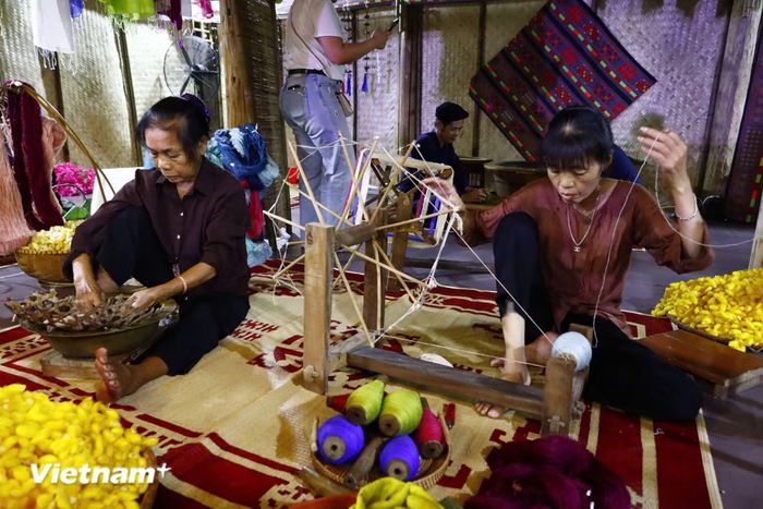  Qua nhiều thế hệ, người dân đã biến đất, tre, gỗ, sợi và những vật liệu gần gũi thành các sản phẩm hữu ích, tinh tế. (Ảnh: Long Vũ/Vietnam+) 