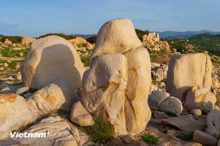 Những khối đá với hình thù độc đáo trở thành điểm nhấn thu hút du khách và trở nên rực rỡ trong ánh sáng bình minh. (Ảnh: Thanh Phong/Vietnam+)