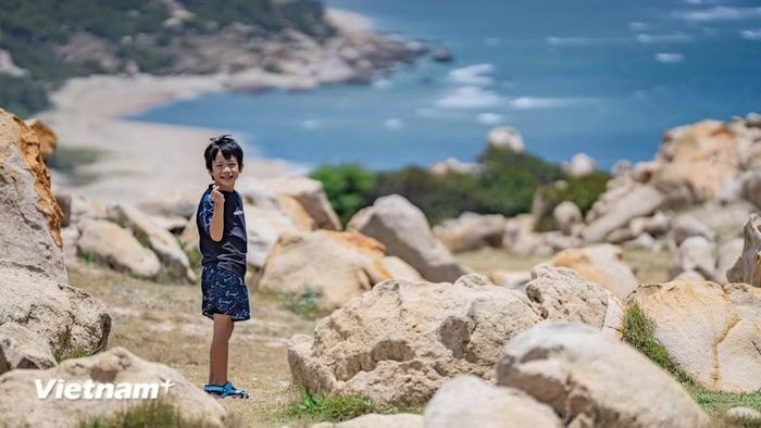 Một du khách nhỏ tuổi thích thú trải nghiệm và check-in công viên đá Ninh Thuận. (Ảnh: Tùng Lâm/Vietnam+)