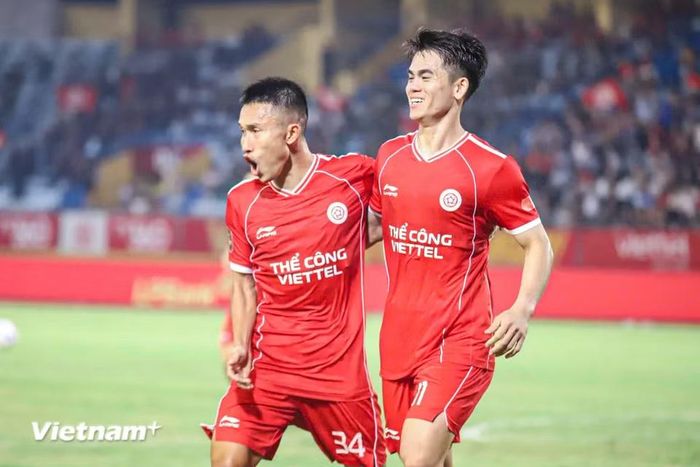 Phút thứ 34, Khuất Văn Khang gỡ hòa 1-1 cho đại diện Thủ đô với pha đá nối chính xác trong vòng cấm. (Ảnh: Việt Anh/Vietnam+)