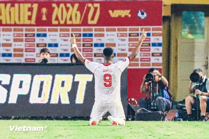 Đến phút thứ 64, Passira ghi bàn thắng ấn định chiến thắng 3-1 cho Hồng Lĩnh Hà Tĩnh. (Ảnh: Việt Anh/Vietnam+)