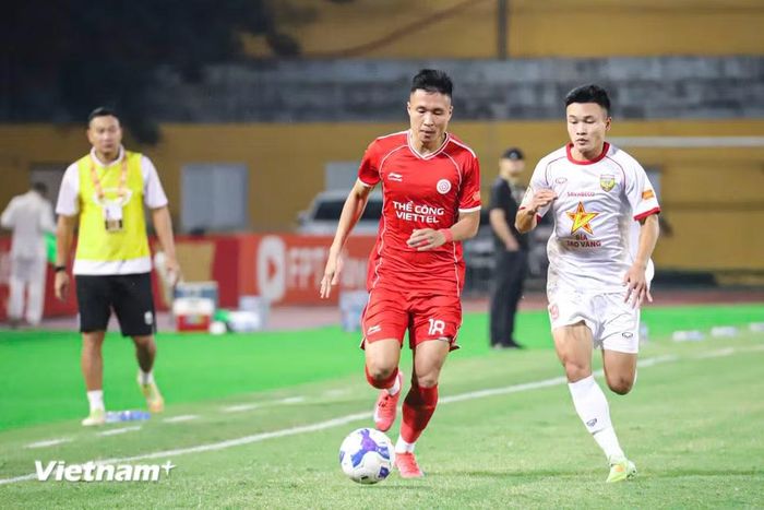 Bước sang hiệp hai, đội chủ nhà nỗ lực tấn công để tìm kiếm chiến thắng trên sân nhà. (Ảnh: Việt Anh/Vietnam+)