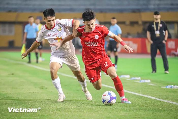 Thể Công-Viettel cố gắng đưa bóng vào từ hai cánh nhưng không hiệu quả. (Ảnh: Việt Anh/Vietnam+)