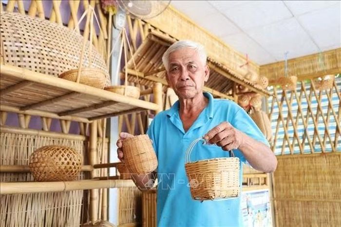 Ông Phạm Đạt (70 tuổi, ấp Phước Mỹ) sinh ra và lớn lên trong gia đình có 3 đời làm nghề đan đát.