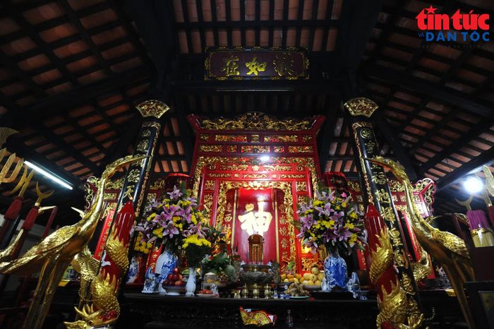 Khu vực thờ tại đình Thông Tây Hội làm bằng gỗ chạm khắc tinh xảo với các đề tài lưỡng long tranh châu, hoa lá, chim muông, tạo tác theo lối tả thực, mộc mạc mà vẫn lộng lẫy. Toàn bộ được sơn son thếp vàng, thể hiện lòng tôn kính của hậu thế với tiền nhân.