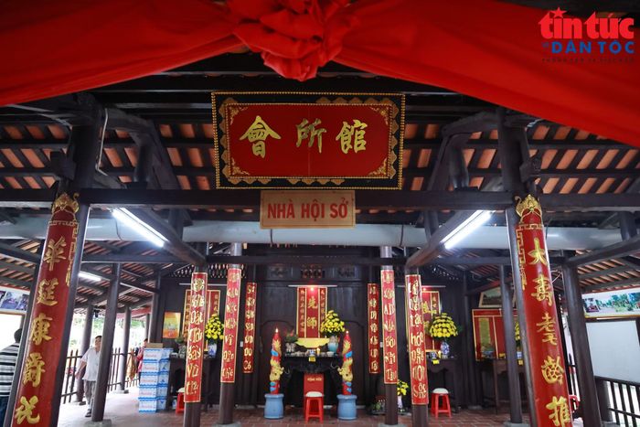 Nhà hội sở nằm bên phải chính điện (hướng từ cổng đi vào đình) được trang trí nhiều câu đối với gam màu nổi bật, bắt mắt.