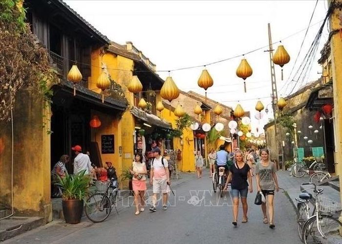 Khách du lịch trong và ngoài nước tham quan phố cổ Hội An. Ảnh: TTXVN