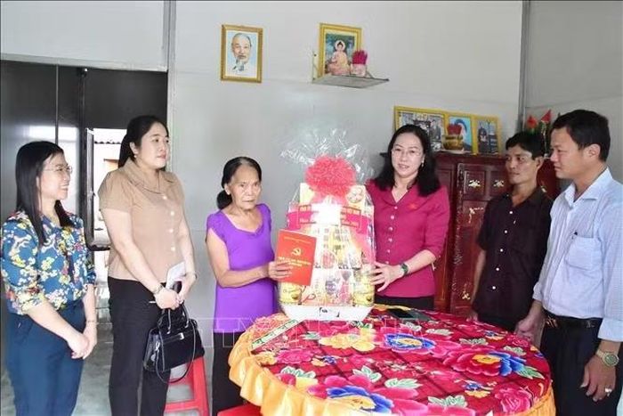 Đoàn Đại biểu Quốc hội tỉnh Vĩnh Long tặng quà gia đình chính sách người Khmer ở xã Bình Phú dịp Sêne Đôlta 2026.