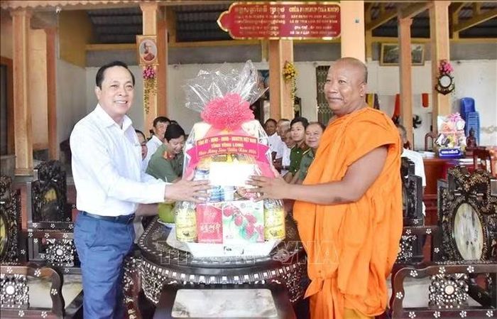 Phó Bí thư Tỉnh ủy Vĩnh Long Lâm Minh Đằng thăm và tặng quà tại chùa Trà Khúp (xã Ngũ Lạc) dịp Sêne Đôlta 2026.