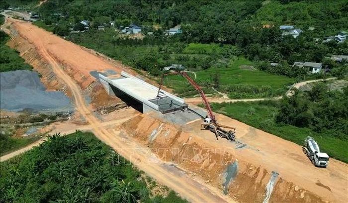 Nhà thầu tận dụng thời tiết thuận lợi thi công đẩy nhanh tiến độ tất cả các mũi thi công trên toàn tuyến.