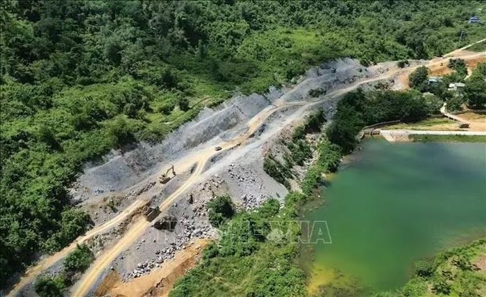 Dự án cao tốc Hòa Bình - Mộc Châu đoạn qua tỉnh Phú Thọ có chiều dài khoảng 34km (từ Km19+000 - Km53+000) có tổng mức đầu tư giai đoạn 1 khoảng 9.997 tỉ đồng, sử dụng nguồn vốn ngân sách Trung ương và ngân sách Tỉnh do Ban quản lý Dự án đầu tư xây dựng các công trình giao thông tỉnh Hòa Bình cũ làm chủ đầu tư.