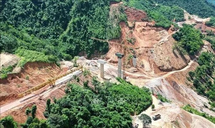 Đến đầu tháng 10/2026, 4 gói thầu xây lắp của Dự án đang tập trung thi công nền đường, cầu, cống, hầm chui dân sinh…