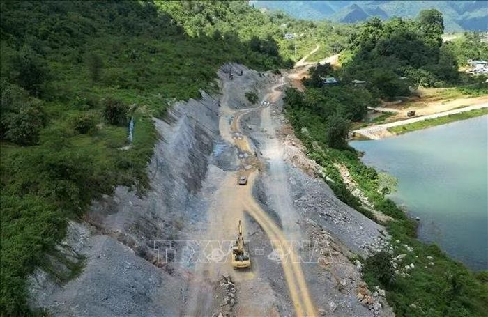 Trên tất cả các mũi thi công cầu, đường nhà thầu tập trung hàng trăm thiết bị máy móc, nhân lực, khẩn trương thi công khi điều kiện thời tiết thuận lợi.