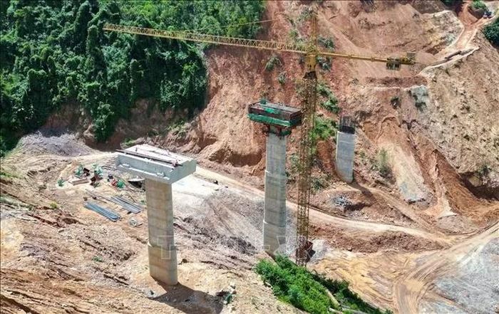 Với địa hình đồi núi có độ dốc cao nên công tác thi công cầu cạn trên tuyến gặp phải nhiều khó khăn thách thức đối với các nhà thầu.