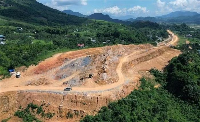 Với địa hình đồi núi có độ dốc cao nguy hiểm nên công tác thi công gặp nhiều khó khăn, ảnh hưởng đến tiến độ Dự án.