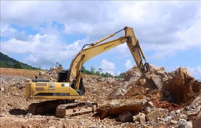 Không khí thi công khẩn trương trên công trường Dự án cao tốc Hòa Bình - Mộc Châu.