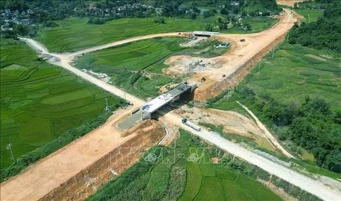 Điểm đầu của tuyến từ Km19+000 thuộc xã Đà Bắc đang tập trung thi công nền đường, cầu, cống, hầm chui dân sinh…