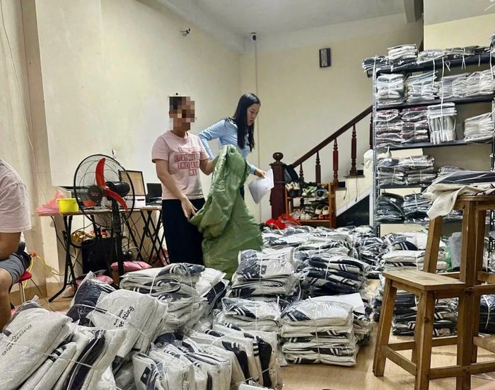 Lực lượng QLTT Hà Nội kiểm tra cơ sở kinh doanh quần, áo có dấu hiệu giả mạo nhãn hiệu nổi tiếng.