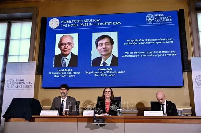 Chân dung hai nhà khoa học Henri B. Kagan (trái) của Pháp và Kenso Soai của Nhật Bản đoạt giải Nobel Hoá học năm 2026, tại lễ công bố ở Viện Hàn lâm Khoa học Hoàng gia Thụy Điển, Stockholm, ngày 7/10/2026. Ảnh: AA/TTXVN phát