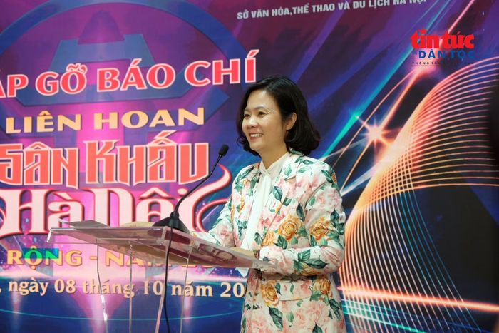 Bà Lê Thị Ánh Mai, Phó Giám đốc Sở Văn hóa ,Thể thao và Du lịch Hà Nội phát biểu tại buổi gặp gỡ báo chí Liên hoan Sân khấu Hà Nội mở rộng năm 2026.