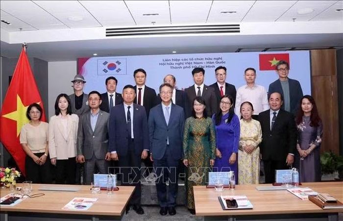 Lãnh đạo Liên hiệp các tổ chức hữu nghị TP Hồ Chí Minh và Hội hữu nghị Việt Nam - Hàn Quốc TP Hồ Chí Minh chụp ảnh cùng các đại biểu Hàn Quốc.