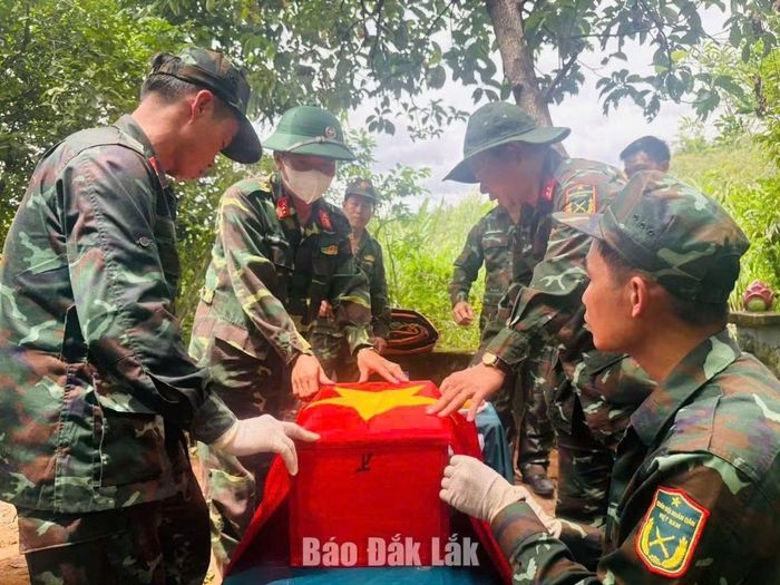 Đội K51 và các lực lượng cẩn trọng đưa hài cốt liệt sĩ Trương Văn Tiến về nơi an nghỉ. Ảnh: baodaklak.vn.
