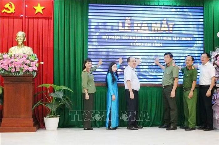 Các đại biểu thực hiện nghi thức ra mắt Bộ phận Tiếp nhận và trả kết quả tập trung Công an tỉnh An Giang.