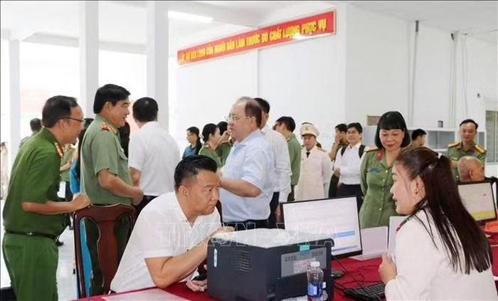 Các đại biểu tham quan bộ phận tiếp nhận, trả kết quả tập trung Công an tỉnh.