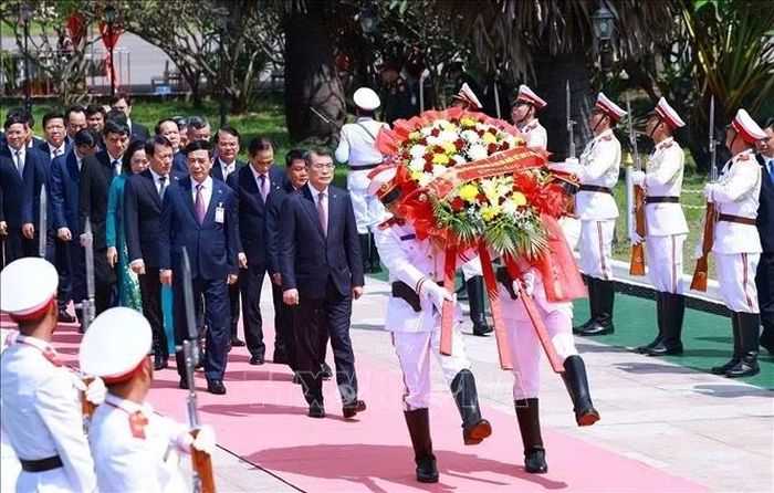 Thủ tướng Lê Minh Hưng và đoàn đại biểu cấp cao Việt Nam đến đặt vòng hoa tưởng niệm tại Đài liệt sỹ vô danh Lào. Ảnh: Dương Giang/TTXVN
