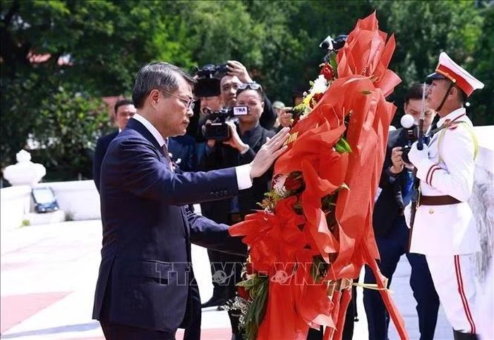 Thủ tướng Lê Minh Hưng đặt vòng hoa tưởng niệm tại Đài liệt sĩ vô danh Lào. Ảnh: Dương Giang/TTXVN