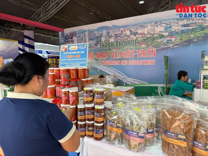 Các sản phẩm đặc trưng của Huế được bày bán tại chương trình.
