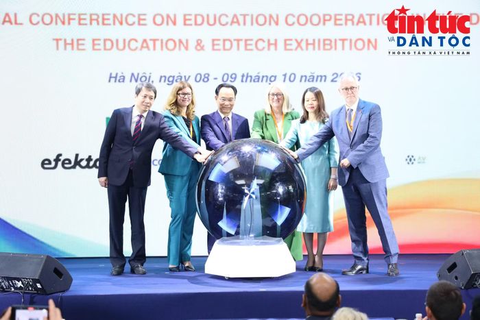 Bộ trưởng Hoàng Minh Sơn và các đại biểu bấm nút khai mạc Triển lãm Giáo dục và Công nghệ giáo dục với hơn 70 gian hàng.