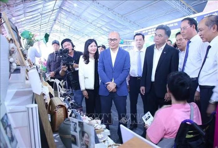 Các đại biểu tham quan gian hàng tại sự kiện.