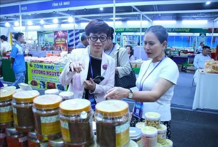 Người dân Thành phố Hồ Chí Minh tìm hiểu về các đặc sản vùng miền.