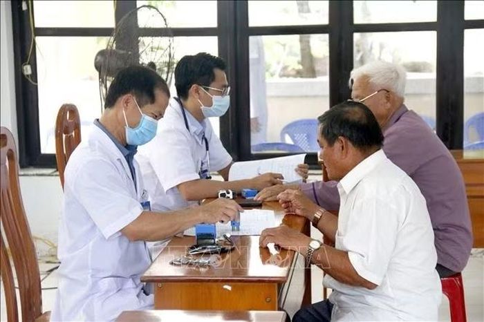 Đặc khu Phú Quý (Lâm Đồng) tổ chức khám sức khỏe định kỳ, khám sàng lọc miễn phí cho người dân trên đảo hưởng ứng “Chiến dịch 60 ngày đêm cao điểm khám sức khỏe định kỳ, khám sàng lọc miễn phí cho người dân”.