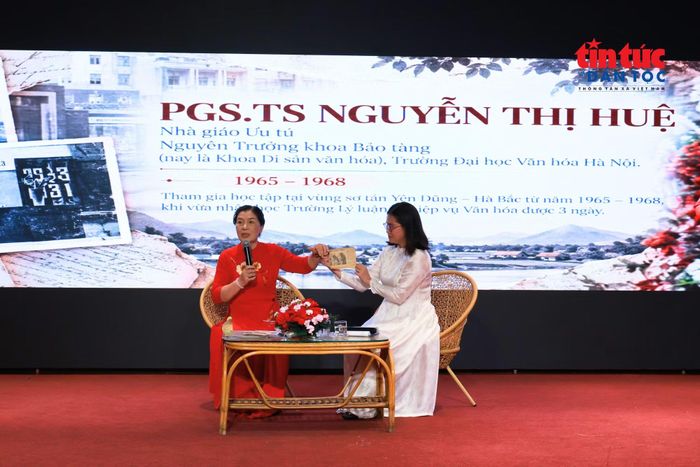 PGS.TS Nguyễn Thị Huệ chia sẻ về mẩu báo chụp cô lúc đang học ở trường Lômônôxốp thời kỳ bấy giờ.