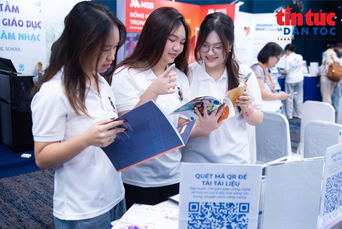 Sinh viên tìm hiểu công nghệ số.