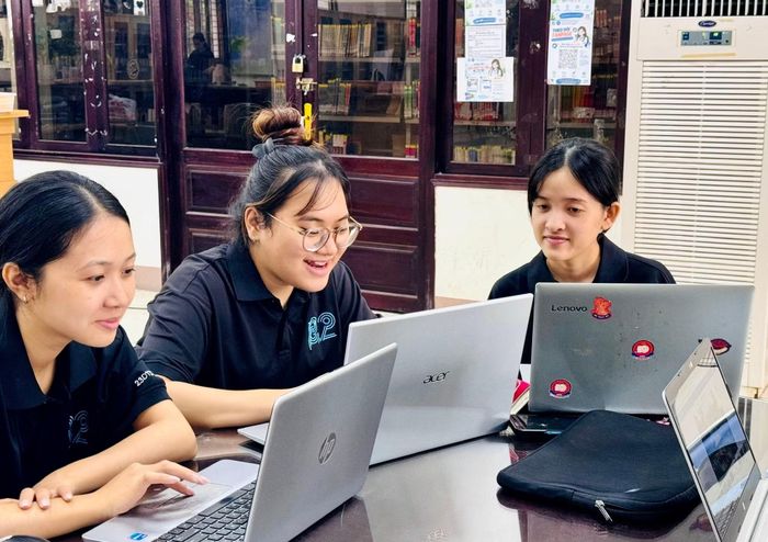 Sinh viên trải nghiệm tìm kiếm thông tin với thư viện số.