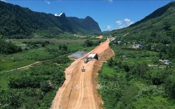 Tuyến được thiết kế với tốc độ 80km/h; quy mô nền đường rộng 12m, mặt đường rộng 7m gồm 2 làn xe và lề gia cố rộng 4m. Ảnh: Quốc Khánh/TTXVN