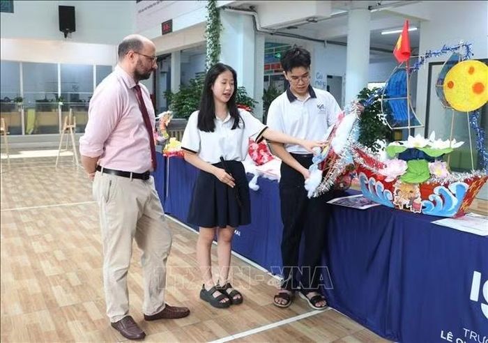 Học sinh trường THPT Lê Quý Đôn - Tân Mai (thành phố Đồng Nai) tự tin giới thiệu về lễ hội trung thu của Việt Nam với giáo viên nước ngoài.