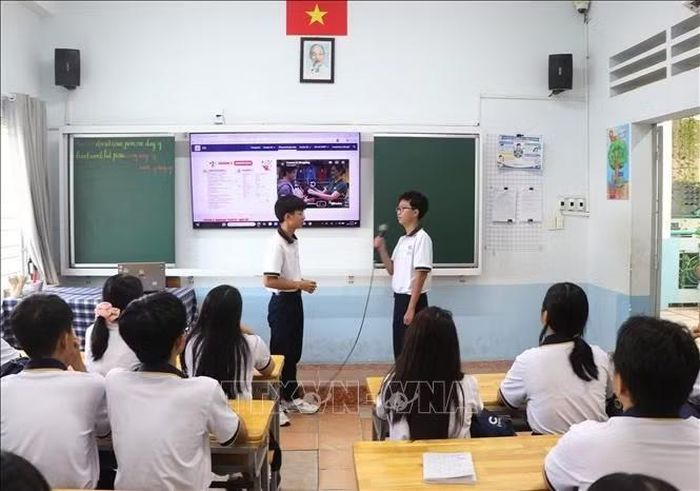 Học sinh giao tiếp với nhau bằng tiếng Anh trong lớp học.